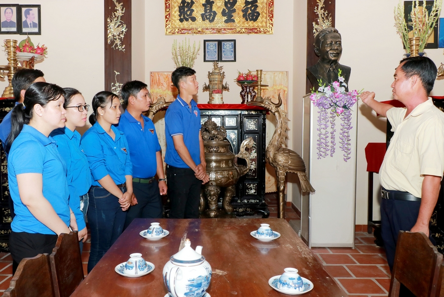 Đoàn viên, thanh niên đến thăm nhà từ đường và được nghe kể chuyện về cuộc đời, sự nghiệp cách mạng của Chủ tịch HĐBT Phạm Hùng.