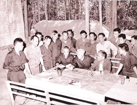 Đồng chí Phạm Hùng (người ngồi đầu bên phải) cùng các đồng chí Lê Đức Thọ, Đại tướng Văn Tiến Dũng và Bộ Chỉ huy Chiến dịch Hồ Chí Minh Xuân 1975.Ảnh: TL