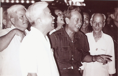Đồng chí Phạm Hùng cùng các lãnh đạo tỉnh Cửu Long xem trưng bày một số hình ảnh sản xuất, xây dựng và phát triển của tỉnh sau ngày giải phóng (năm 1982). Ảnh: TL