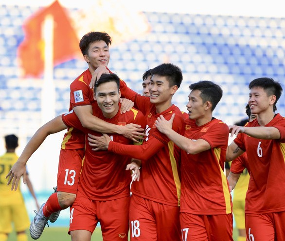 Niềm vui của các cầu thủ U23 Việt Nam sau khi ghi bàn vào lưới Malaysia - Ảnh: HỮU TẤN