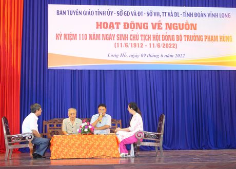 Đoàn viên thanh niên giao lưu, trò chuyện cùng các đồng chí cao niên tuổi Đảng và thân nhân của đồng chí Phạm Hùng.