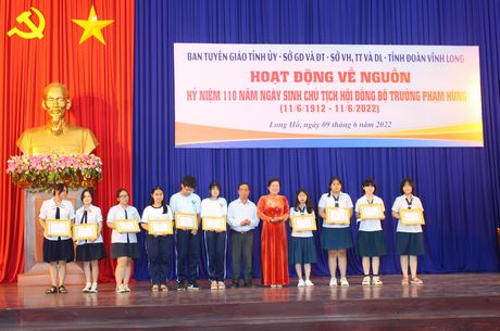Ban tổ chức trao thưởng cho 10 em học sinh có bài viết cảm tưởng hay về kỷ niệm 290 năm Long Hồ Dinh.