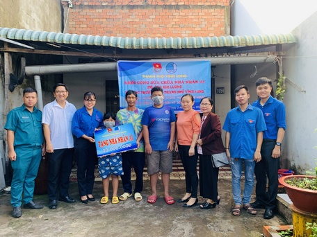 Hỗ trợ kinh phí sửa chữa nhà nhân ái cho thanh niên dân tộc Khmer.