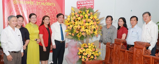 Đồng chí Phan Xuân Thủy- Phó Trưởng Ban Tuyên giáo Trung ương đến thăm, tặng hoa chúc mừng Báo Vĩnh Long.