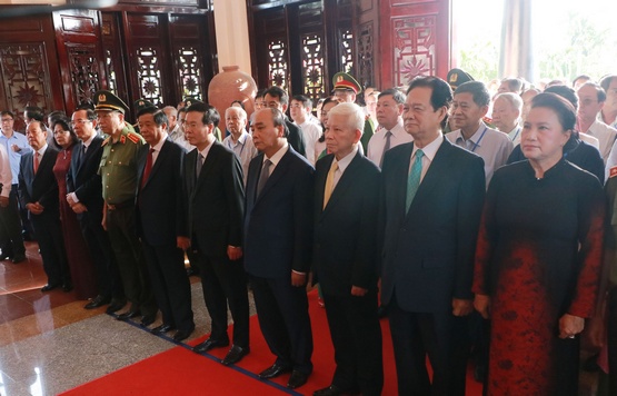 Lãnh đạo Đảng và Nhà nước viếng Khu lưu niệm Chủ tịch HĐBT Phạm Hùng.