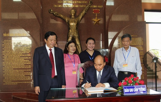 Chủ tịch nước Nguyễn Xuân Phúc viết vào sổ lưu niệm tại Khu lưu niệm Chủ tịch HĐBT Phạm Hùng.