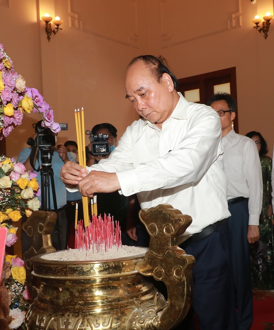 Chủ tịch nước Nguyễn Xuân Phúc dâng hương tưởng niệm Thủ tướng Chính Phủ Võ Văn Kiệt.