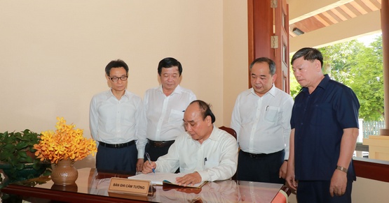 Chủ tịch nước Nguyễn Xuân Phúc ghi vào sổ lưu niệm.