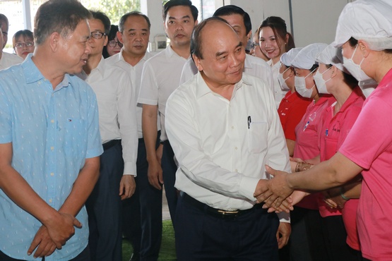 Chủ tịch nước Nguyễn Xuân Phúc gặp gỡ và nói chuyện với công nhân.