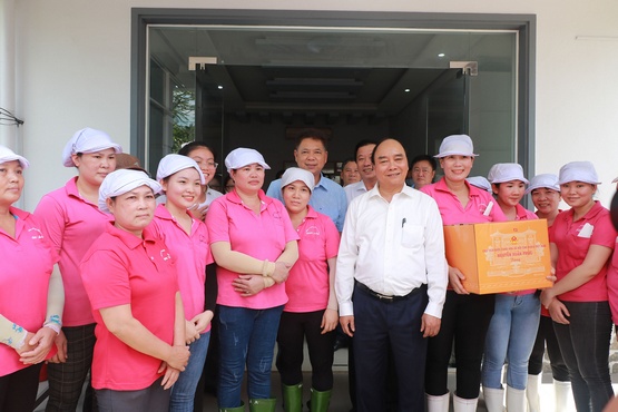 Chủ tịch nước Nguyễn Xuân Phúc tặng quà công nhân.