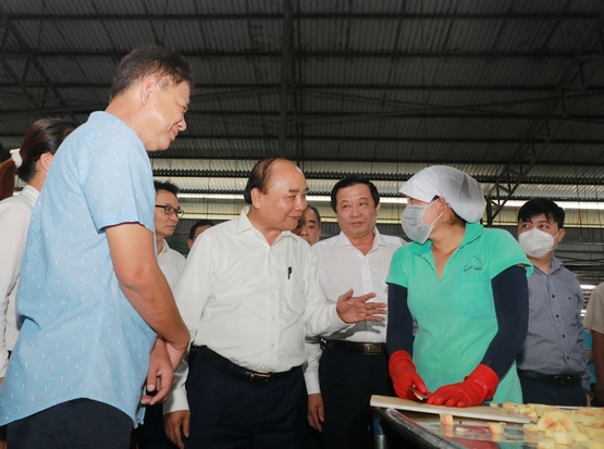 Chủ tịch nước Nguyễn Xuân Phúc gặp gỡ và nói chuyện với công nhân.