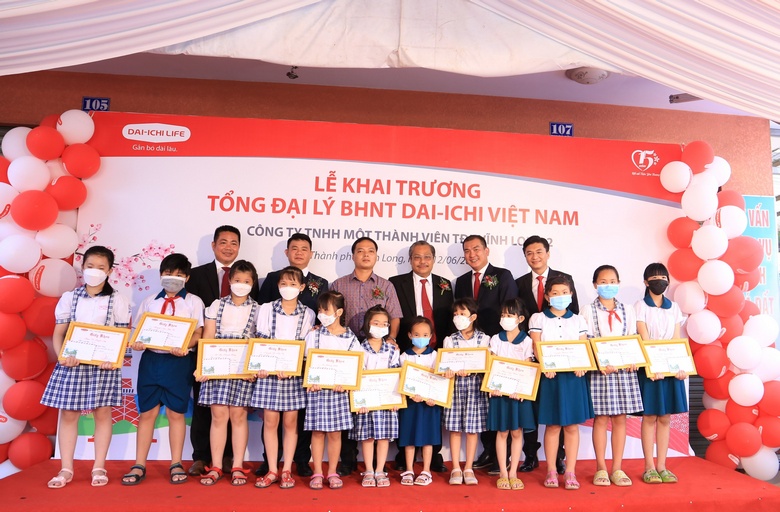 Ông Trần Thanh Tùng- Giám đốc Văn phòng Tổng Đại lý Vĩnh Long 2, trao học bổng cho các em học sinh.