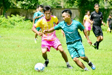Pha tranh bóng trong trận chung kết, Tân Hạnh (bên trái) thắng Long Phước.