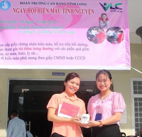 Bạn Nguyễn Dương Vân Thủy (trái) nhiều lần hiến máu và tích cực vận động bạn bè, người thân cùng tham gia. 