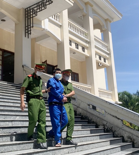 Lực lượng công an dẫn giải bị cáo Nguyễn Minh Quân sau khi kết thúc phiên tòa.