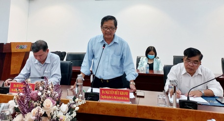 Nhà báo Nguyễn Hữu Khánh- Tổng Biên tập Báo Vĩnh Long trao đổi tại buổi tọa đàm.