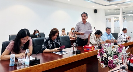 Nhà báo Trần Văn Thuận- Trưởng Phòng Thời sự Đài Phát thanh- Truyền hình Vĩnh Long phát biểu tại buổi tọa đàm.