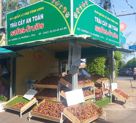 Quầy trái cây an toàn tại chợ Vĩnh Long.