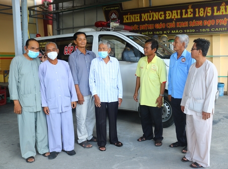 Ban Đại diện Phật giáo Hòa Hảo tỉnh bên chuyến xe chuyển bệnh miễn phí cho người dân.