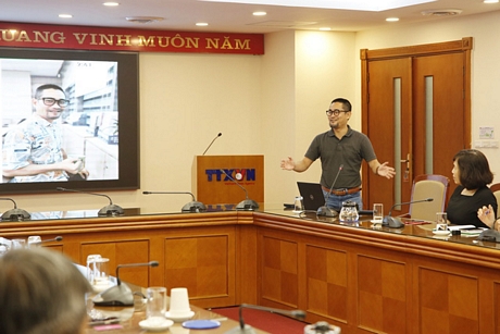 Phó Giám đốc Trung tâm Sản xuất chương trình VTVcab Nguyễn Cao Cường chia sẻ về các công cụ sản xuất thời hội tụ số. Ảnh: VTV Digital