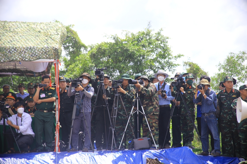 Báo chí tác nghiệp tại cuộc diễn tập khu vực phòng thủ tỉnh Vĩnh Long.