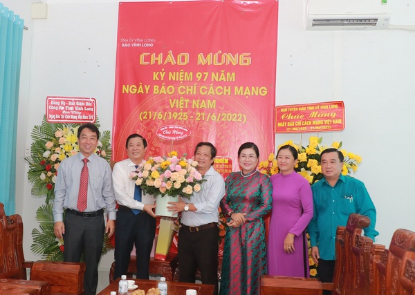 Bí thư Tỉnh ủy- Bùi Văn Nghiêm tặng hoa chúc mừng tập thể ban biên tập, cán bộ, phóng viên Báo Vĩnh Long.