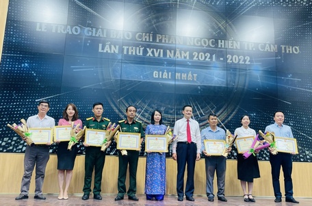Nhóm tác giả đạt giải nhất Giải Báo chí Phan Ngọc Hiển.