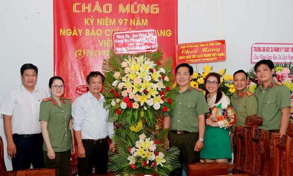 Tổng biên tập Nguyễn Hữu Khánh nhận hoa chúc mừng từ Đảng ủy- Ban Giám đốc Công an tỉnh.