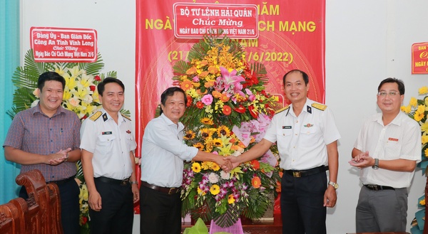 Đại tá Nguyễn Hữu Thạc- Bí thư Đảng ủy, Chính ủy Nhà máy X55 Hải quân tặng hoa chúc mừng Báo Vĩnh Long.