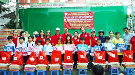 Hội Chữ thập đỏ TP Vĩnh Long trao 100 phần quà cho các em học sinh Trường Tiểu học Bình Phước C (Mang Thít).