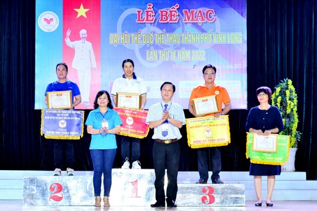 Ông Nguyễn Thanh Hà- Phó Chủ tịch UBND TP Vĩnh Long trao thưởng 4 đơn vị dẫn đầu đại hội.