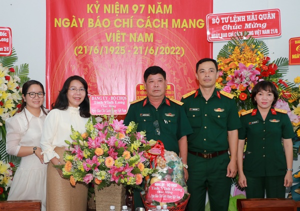 Đảng ủy- Bộ CHQS tỉnh tặng hoa, chúc mừng Báo Vĩnh Long 