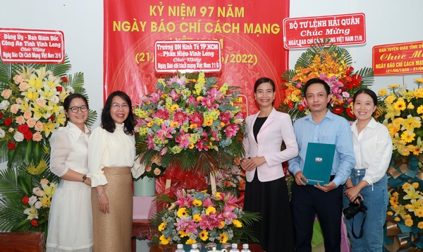 Trường ĐH Kinh tế TP Hồ Chí Minh phân hiệu Vĩnh Long tặng hoa, chúc mừng Báo Vĩnh Long.
