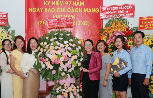 Lãnh đạo Mobifone Vĩnh Long chúc mừng Ngày Báo chí cách mạng Việt Nam.