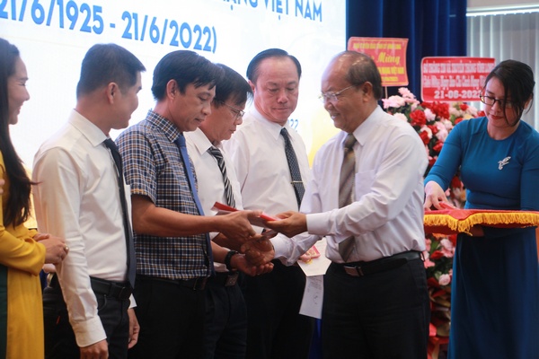 Ông Lê Quang Nguyên- Chủ tịch Hội Nhà báo Việt Nam tỉnh Vĩnh Long  trao Kỷ niệm chương vì sự nghiệp báo chí Việt Nam cho 23 hội viên nhà báo của tỉnh.