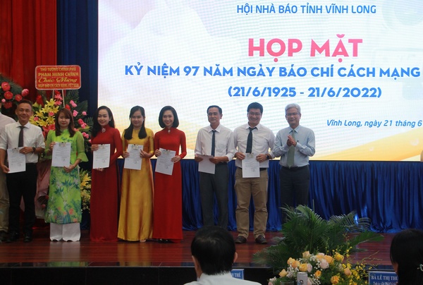 Kết nạp hội viên mới vào Hội Nhà báo Việt Nam tỉnh Vĩnh Long.