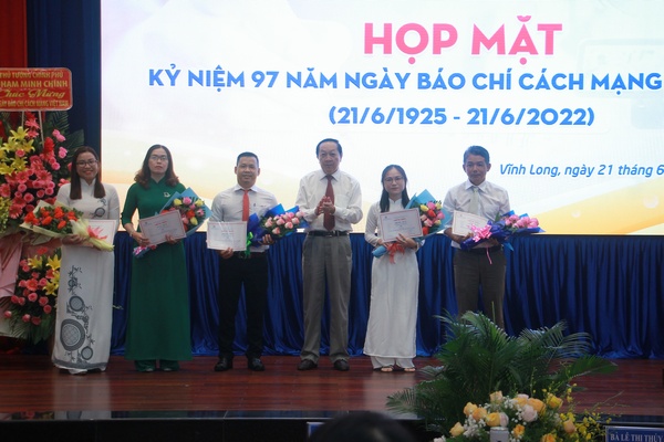 Phó Bí thư Thường trực Tỉnh ủy- Nguyễn Thành Thế trao giải nhất Giải Báo chí tỉnh Vĩnh Long năm 2022 cho các tác giả, nhóm tác giả.