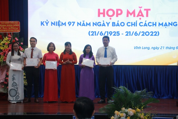 Phó Chủ tịch HĐND tỉnh- Lê Thị Thúy Kiều trao giải ba cho các tác giả.