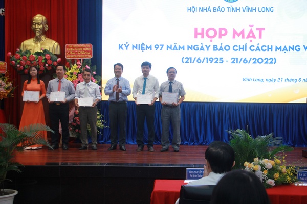 Chủ tịch UBND tỉnh- Lữ Quang Ngời trao giải nhì cho các tác giả, nhóm tác giả.