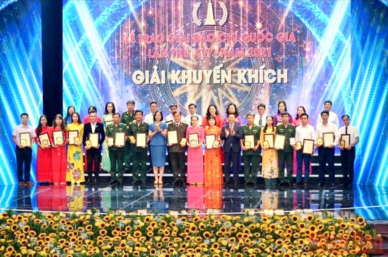  Nhà báo Hoàng Minh- Báo Vĩnh Long (người đứng đầu tiên, hàng đầu, từ phải qua) nhận giải khuyến khích Giải Báo chí Quốc gia năm 2021.