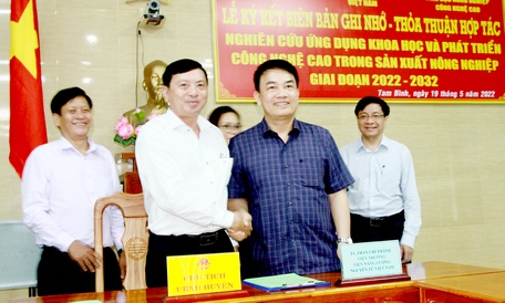 Chủ tịch UBND huyện Tam Bình Nguyễn Quốc Thái (trái), ký thỏa thuận hợp tác với TS Trần Chí Thành- Viện trưởng Viện Năng lượng nguyên tử Việt Nam (VINATOM).