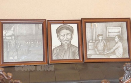  Các bức tranh về cụ Đồ Chiểu do họa sĩ Đoàn Việt Tiến vẽ sẽ được trao tặng cho Bảo tàng Bến Tre để trưng bày. Ảnh: Ánh Nguyệt