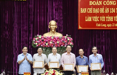 Trung ương Hội Người cao tuổi Việt Nam tặng kỷ niệm chương cho các cá nhân tiêu biểu đóng góp trong sự nghiệp chăm sóc, phát huy vai trò người cao tuổi. 