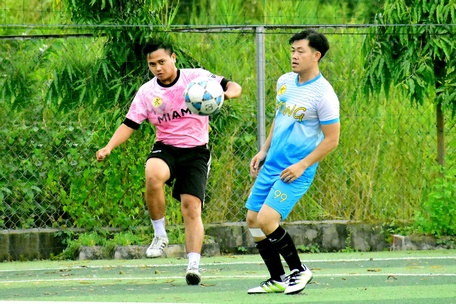 Đội Tiền Giang (bên phải) thắng đội Hồng Ngự ở trận chung kết.