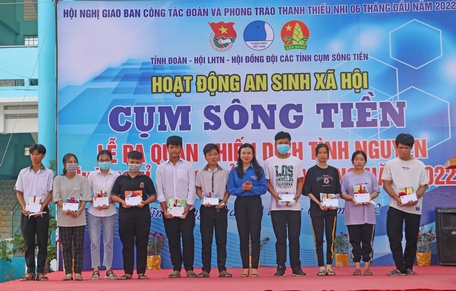 Chị Nguyễn Phạm Duy Trang- Bí thư Trung ương Đoàn TNCS Hồ Chí Minh, Chủ tịch Hội đồng Đội Trung ương trao học bổng cho thiếu nhi vượt khó học giỏi.