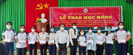 Ông Mai Hữu Ánh trao học bổng cho học sinh tại điểm trường THCS- THPT Phú Quới.