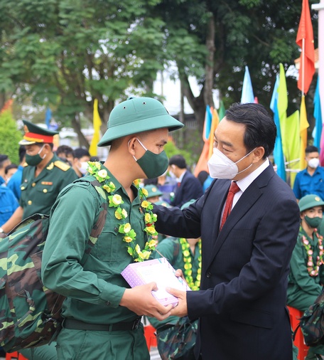 Chủ tịch UBND tỉnh- Lữ Quang Ngời tặng quà tân binh TP Vĩnh Long