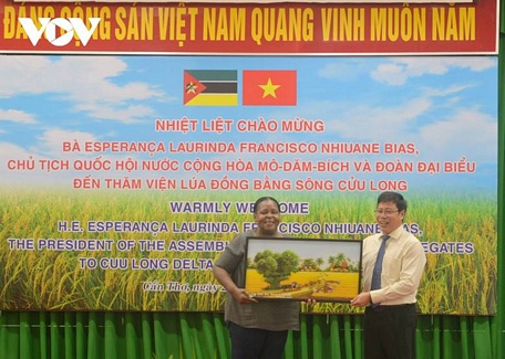  Tiến sĩ Trần Ngọc Thạch tặng bức tranh cho Chủ tịch Quốc hội Cộng hoà Mozambique.