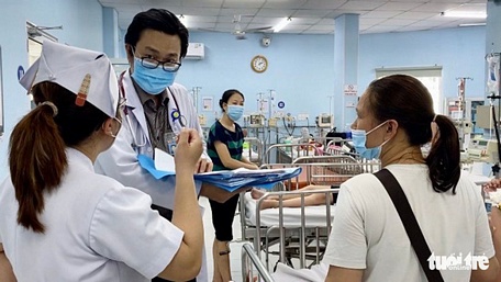  Bác sĩ Bệnh viện Nhi đồng 1 (TP.HCM) cập nhật tình trạng sức khỏe một bệnh nhi mắc sốc sốt xuất huyết cho phụ huynh - Ảnh: X.MAI