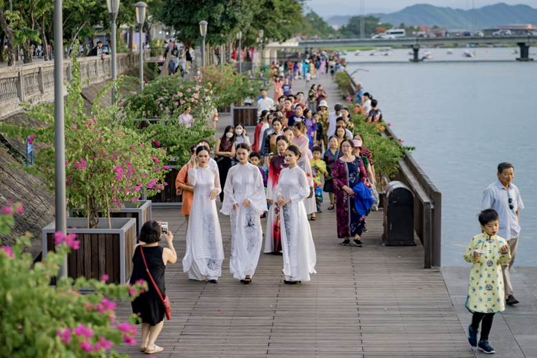  Viết Bảo là nhà thiết kế có nhiều hoạt động sôi nổi tại Huế cũng như các chương trình văn hóa di sản trong cả nước. Anh hiện là Phó Chủ tịch Hội May Thêu thời trang tỉnh Thừa Thiên - Huế.